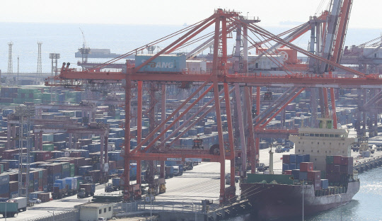 11월 1일 부산항 신선대부두에서 컨테이너 하역작업이 진행되고 있다. <연합뉴스>